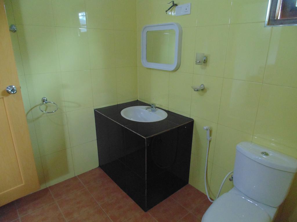 White Eagle Hotel Сигирия Екстериор снимка