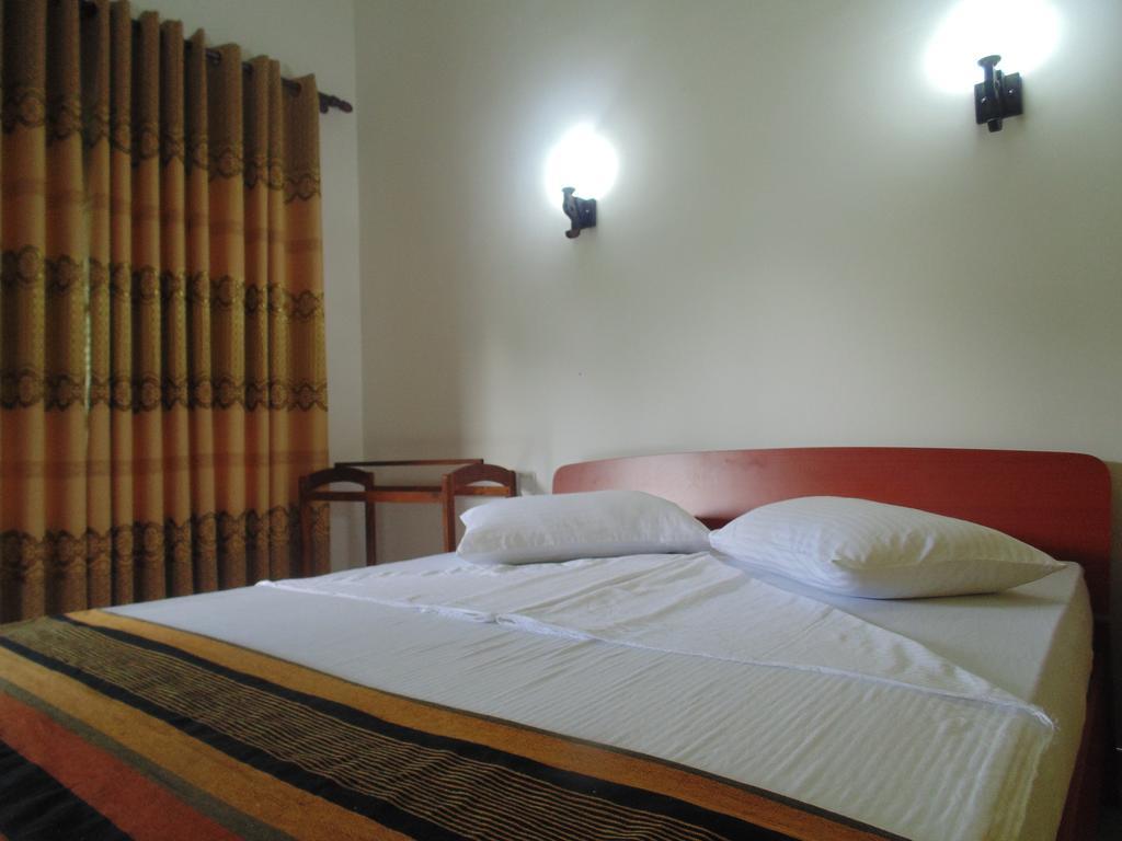 White Eagle Hotel Сигирия Стая снимка