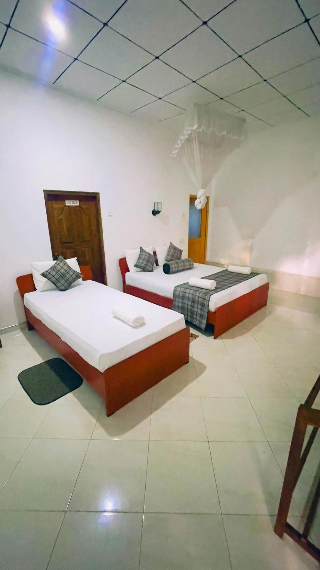 White Eagle Hotel Сигирия Екстериор снимка