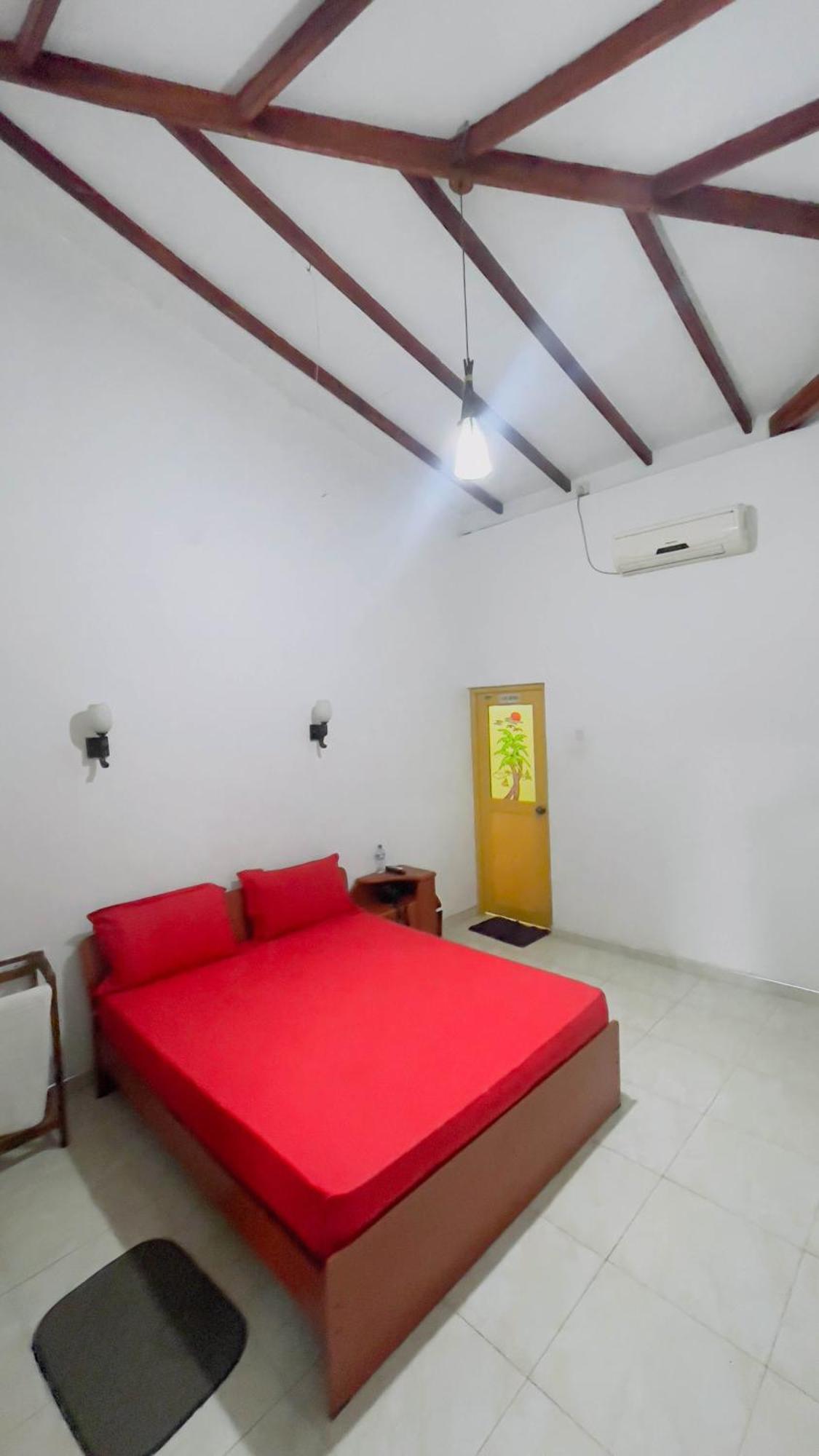 White Eagle Hotel Сигирия Екстериор снимка