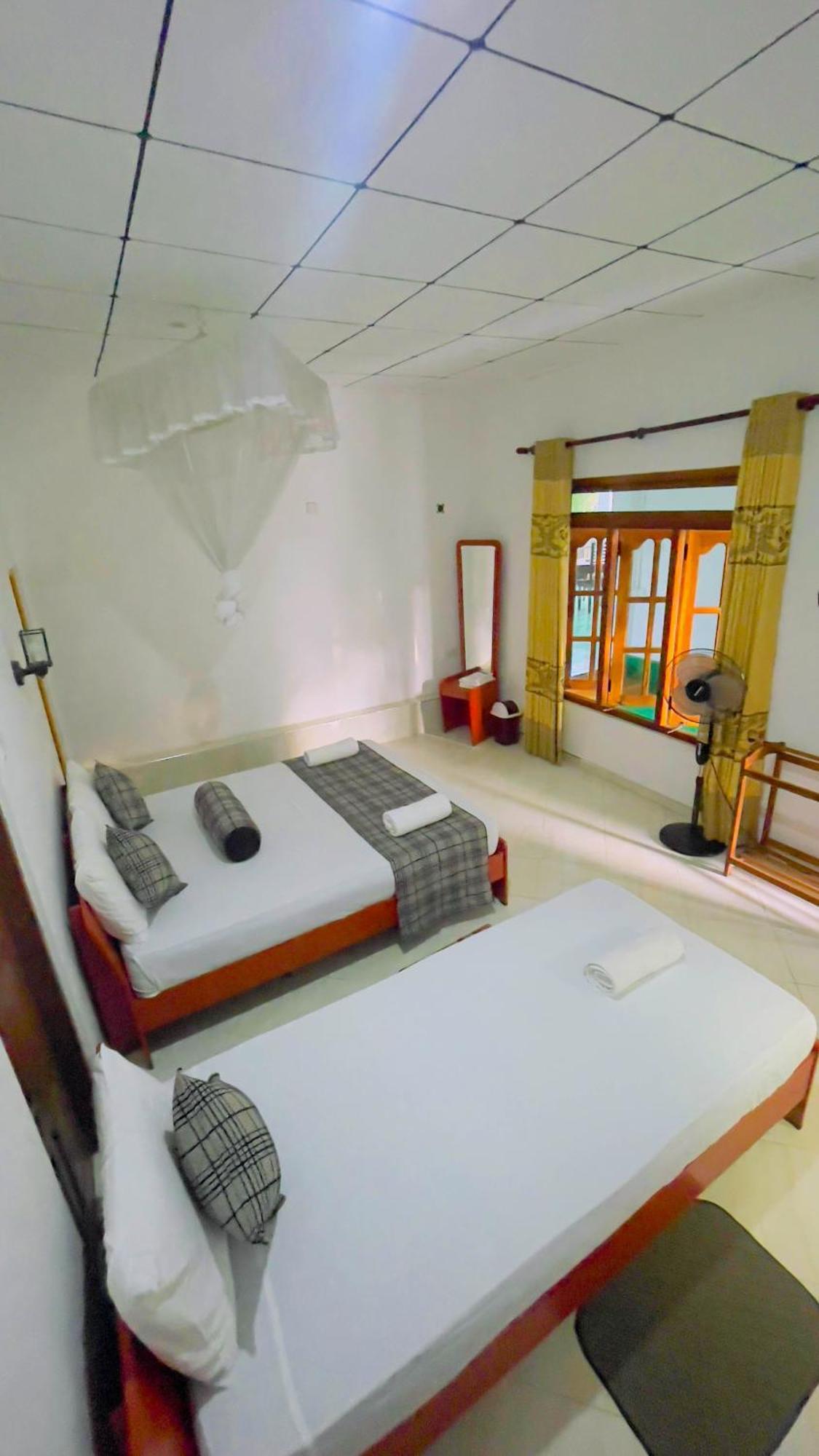 White Eagle Hotel Сигирия Екстериор снимка