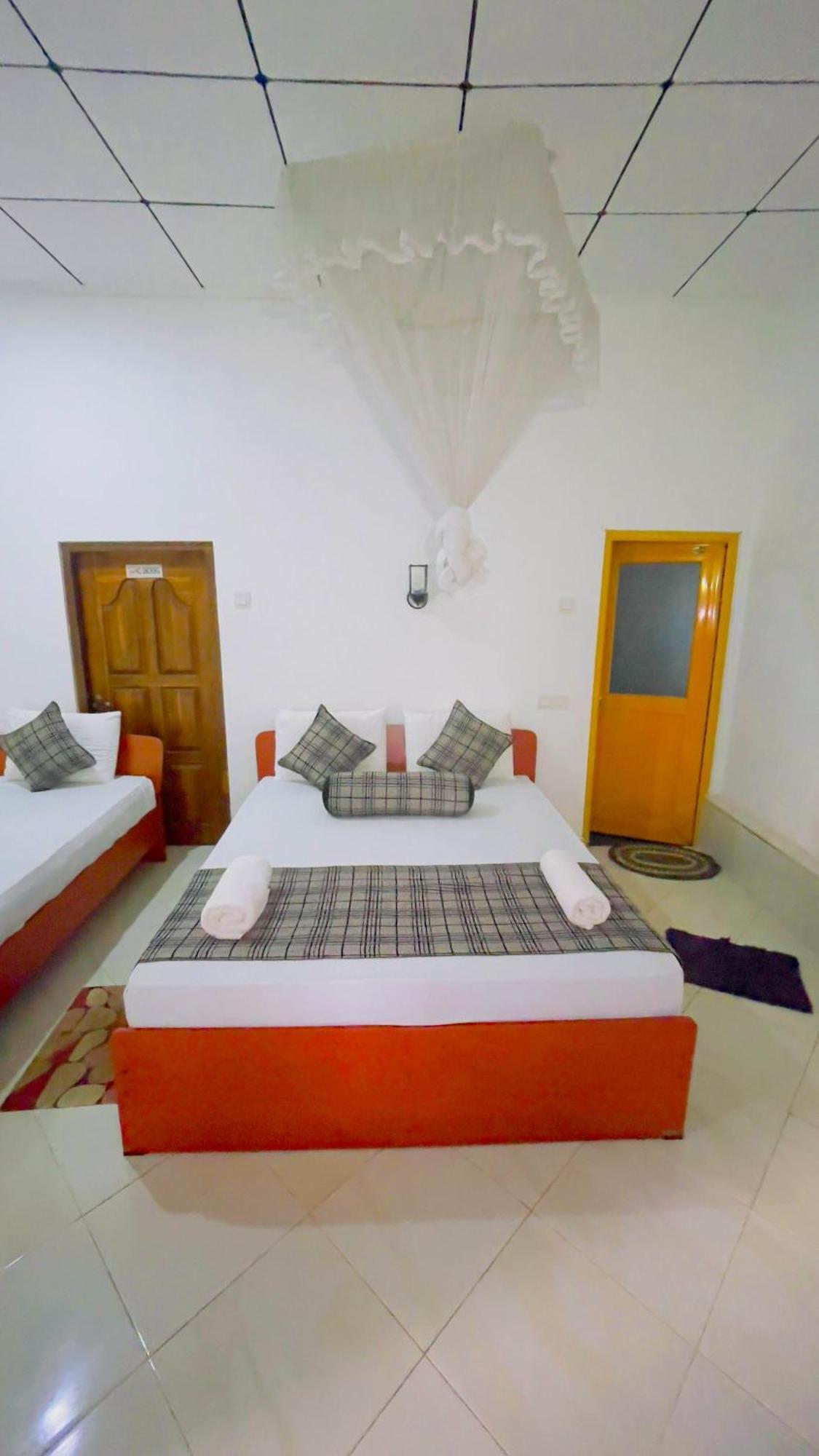 White Eagle Hotel Сигирия Екстериор снимка
