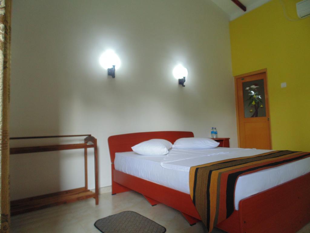 White Eagle Hotel Сигирия Стая снимка