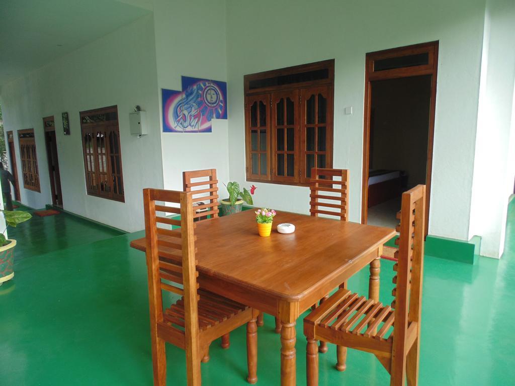 White Eagle Hotel Сигирия Екстериор снимка