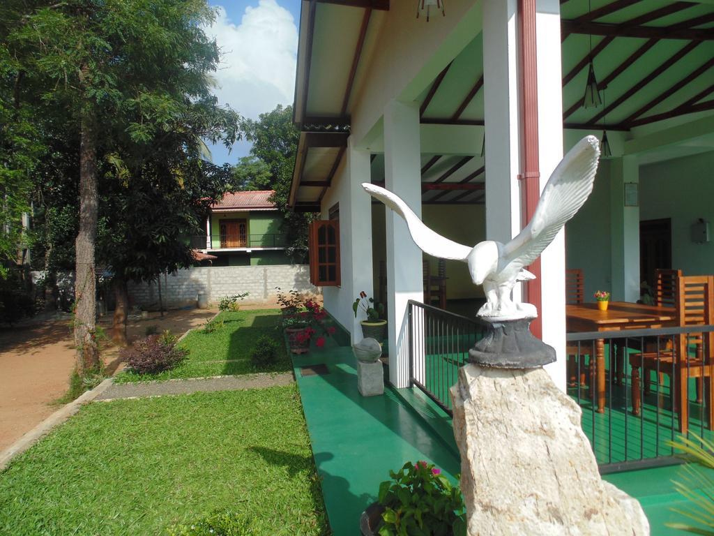 White Eagle Hotel Сигирия Екстериор снимка