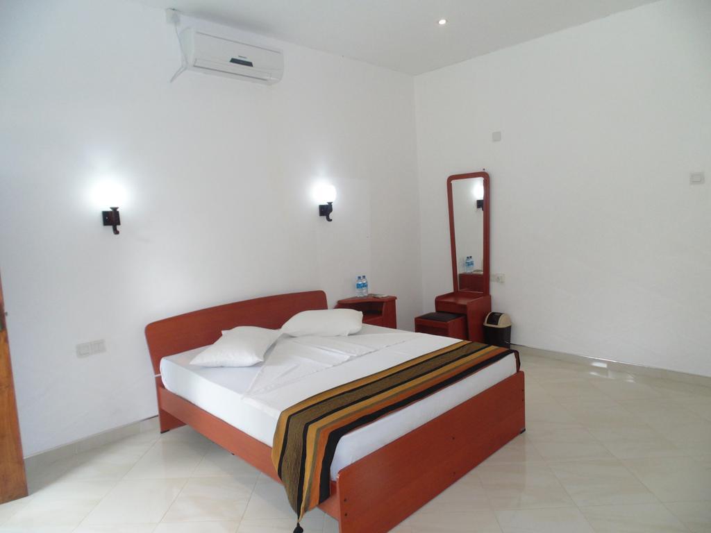White Eagle Hotel Сигирия Стая снимка
