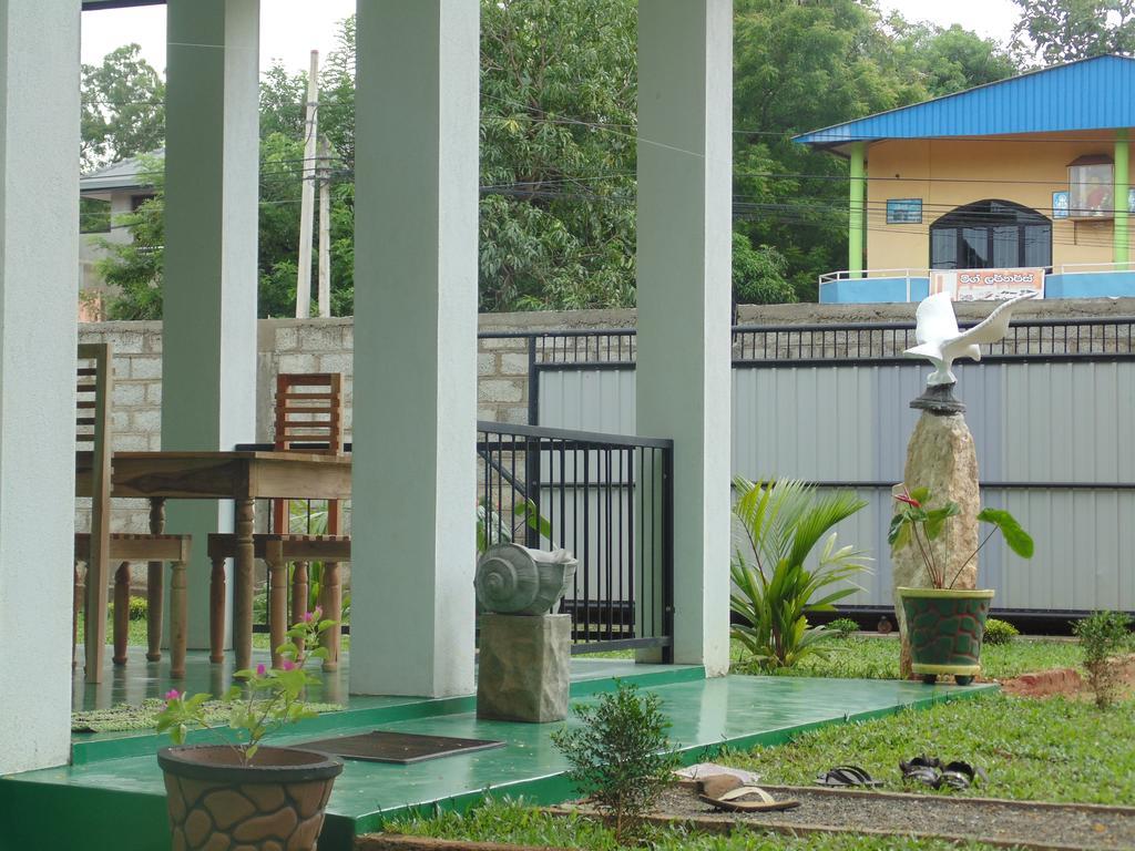 White Eagle Hotel Сигирия Екстериор снимка