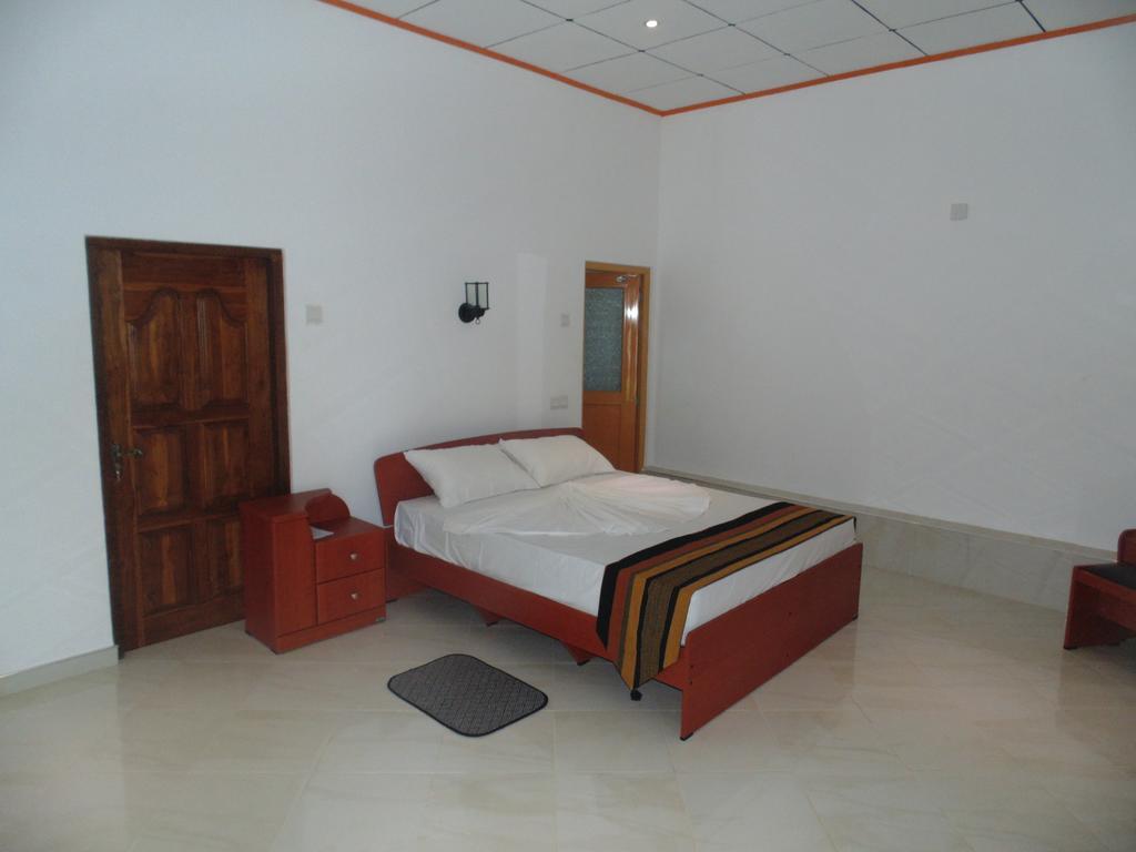 White Eagle Hotel Сигирия Стая снимка