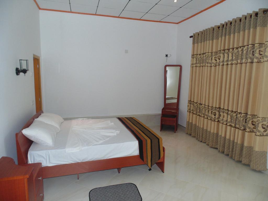 White Eagle Hotel Сигирия Стая снимка