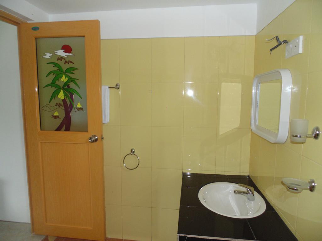 White Eagle Hotel Сигирия Стая снимка